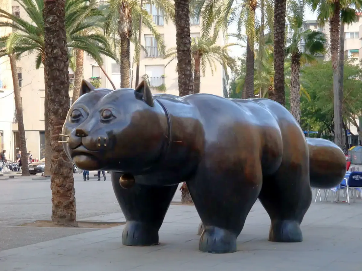 Бронзовый кот Ботеро на Rambla del Raval в Барселоне
