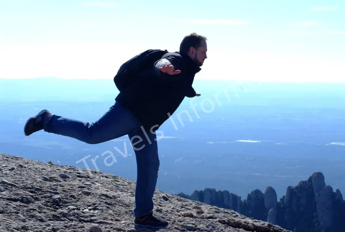 Сергей Эггерси, создатель Travels Informer, у обрыва на Монтсеррате в январе
