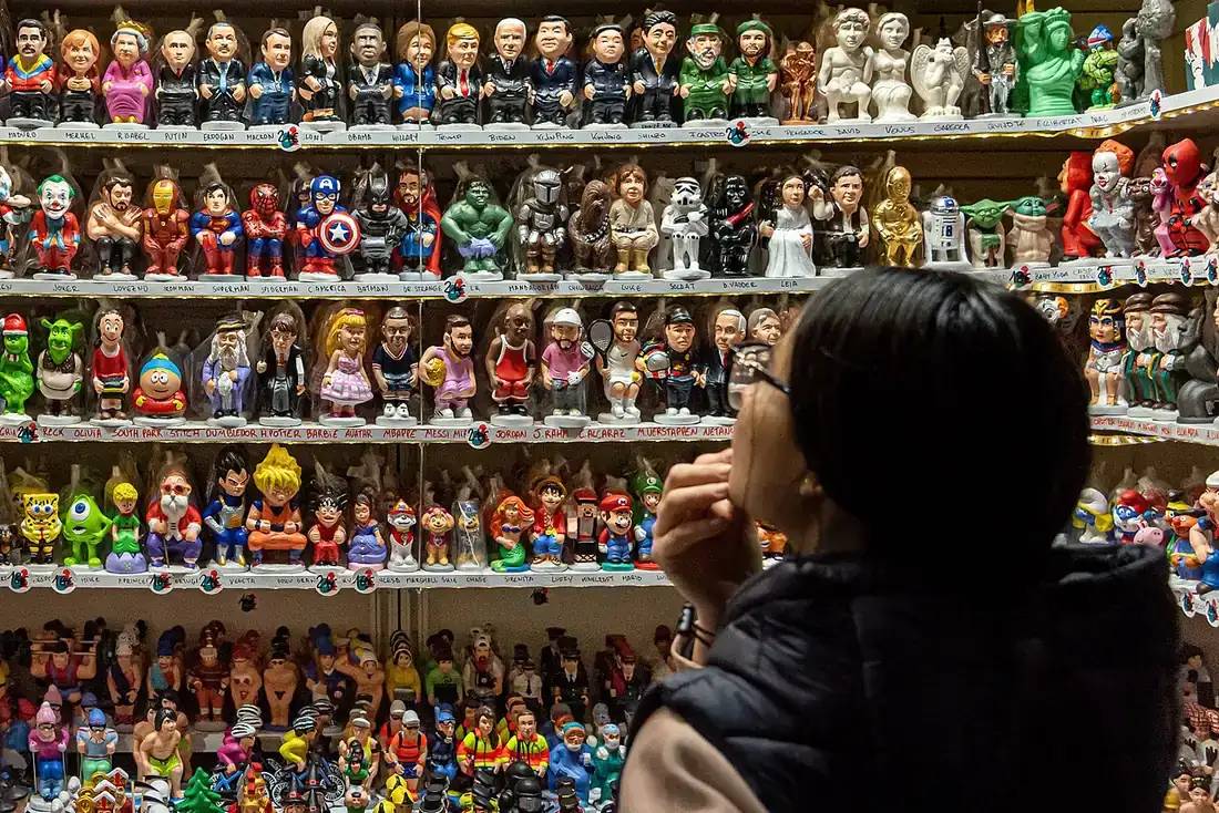 фигурки caganer на рождественской ярмарке в Барселоне