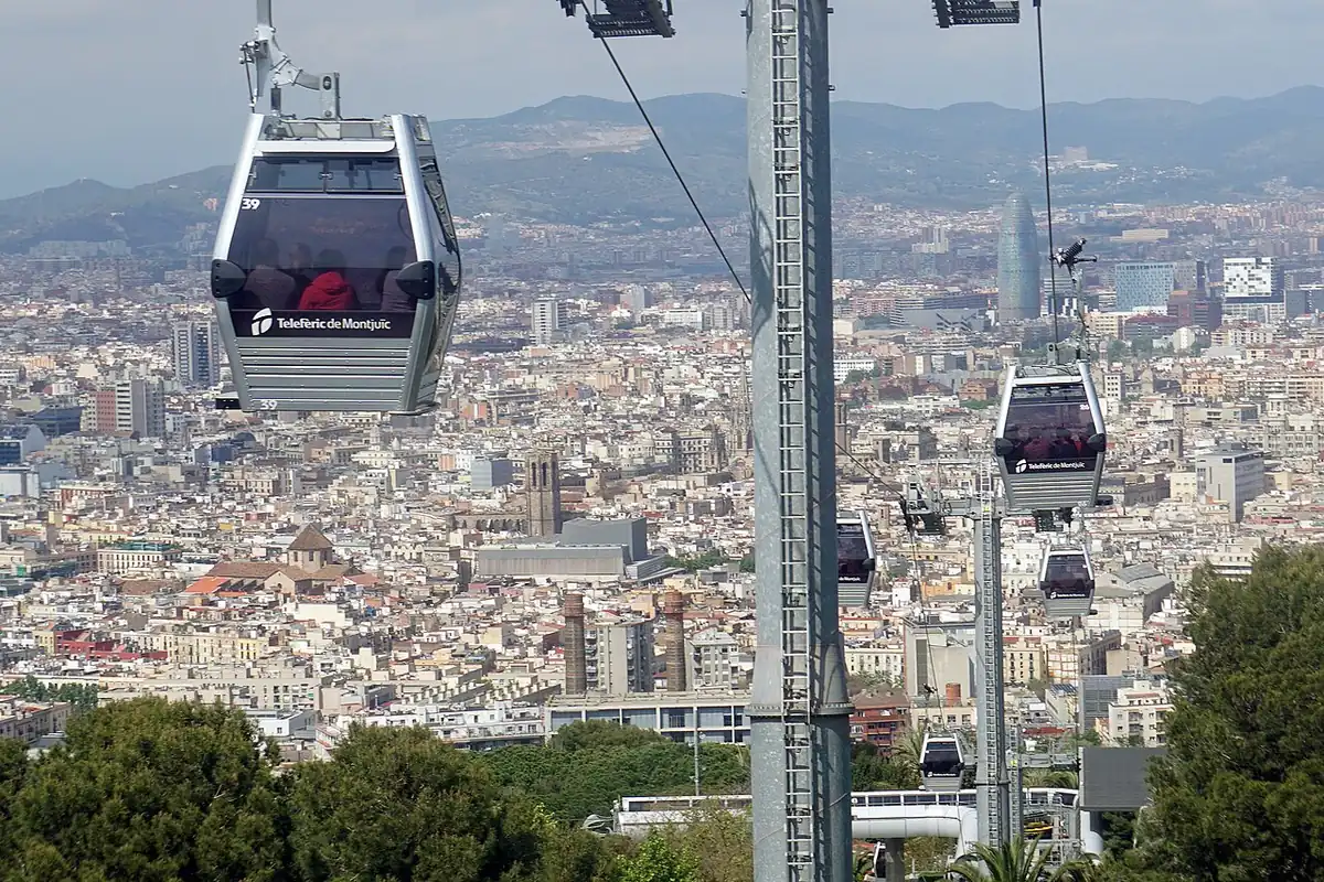 Кабины канатной дороги Telefèric de Montjuïc над городом